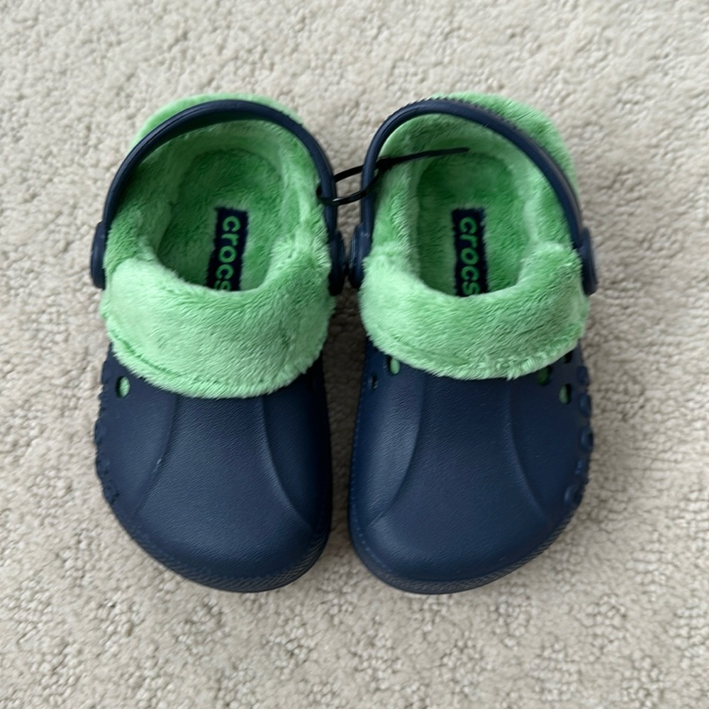 Crocs fleeced lined kids size 6/7 NWOT